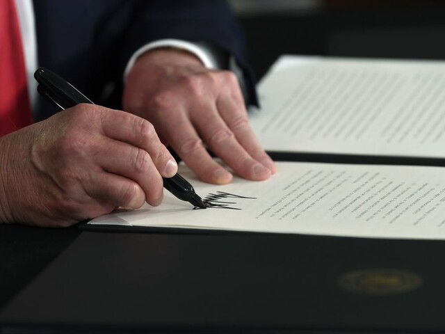 Podpora i úľava od daní. Trump obišiel Kongres a podpísal pomoc