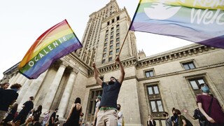 LGBT aktivistka skončila v putách, jej prepustenie žiadali davy