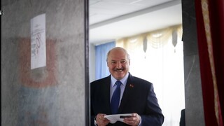 Voľby sa skončili. Lukašenko je podľa exit pollov suverénny víťaz