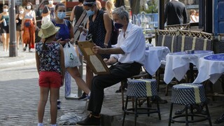 Vo Francúzsku sprísňujú opatrenia, znova zaviedli nosenie rúšok