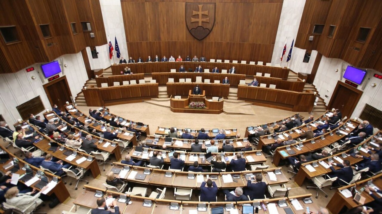 Schôdza nebude, o vetovaných zákonoch rozhodnú v septembri