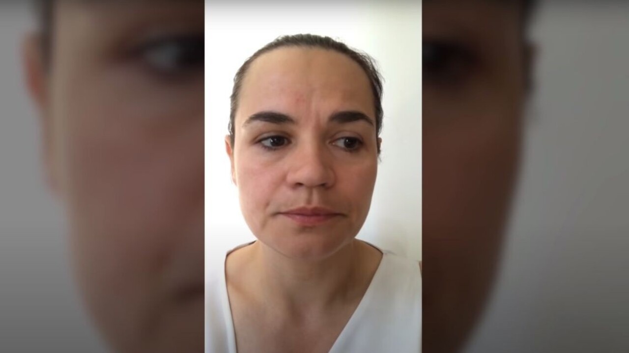 Nemala na výber. Lukašenkovu súperku k odchodu zrejme donútili