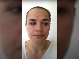 Nemala na výber. Lukašenkovu súperku k odchodu zrejme donútili
