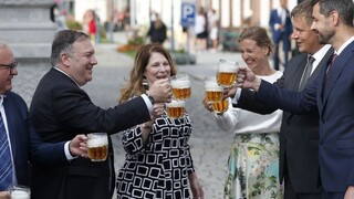 Pompeo v Plzni ochutnal pivo, s Petříčkom hovorili aj o 5G sieti
