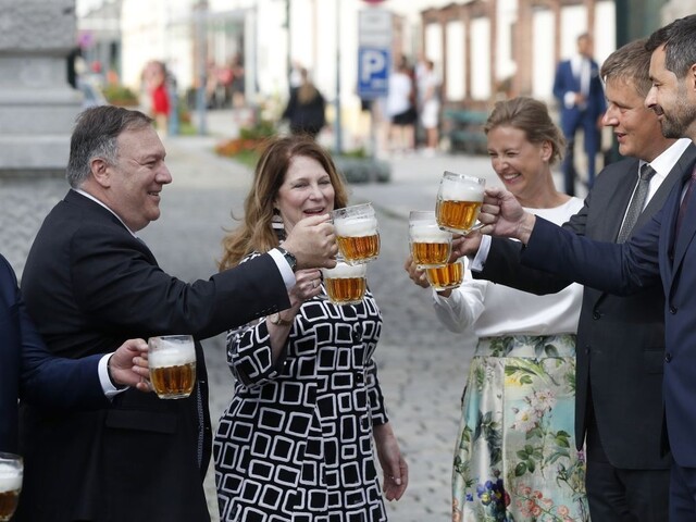 Pompeo v Plzni ochutnal pivo, s Petříčkom hovorili aj o 5G sieti