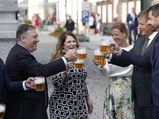 Pompeo v Plzni ochutnal pivo, s Petříčkom hovorili aj o 5G sieti