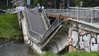 Zrútený most naďalej leží v Hornáde. Odpratanie bude náročné