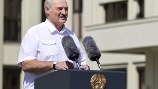 Lukašenko zmietol zo stola nové voľby, vyzval na obranu krajiny