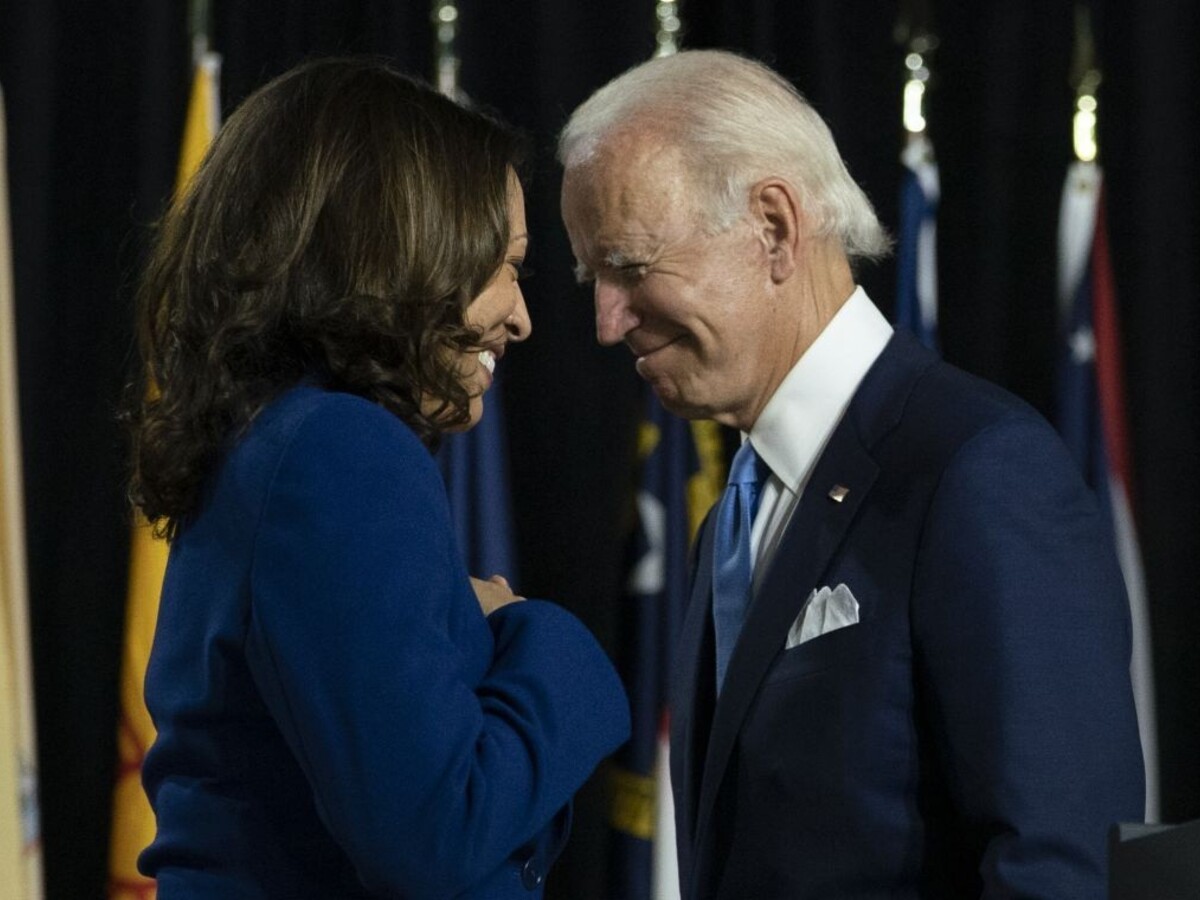 Biden v prieskume predbehol Trumpa, demokratov čaká zjazd
