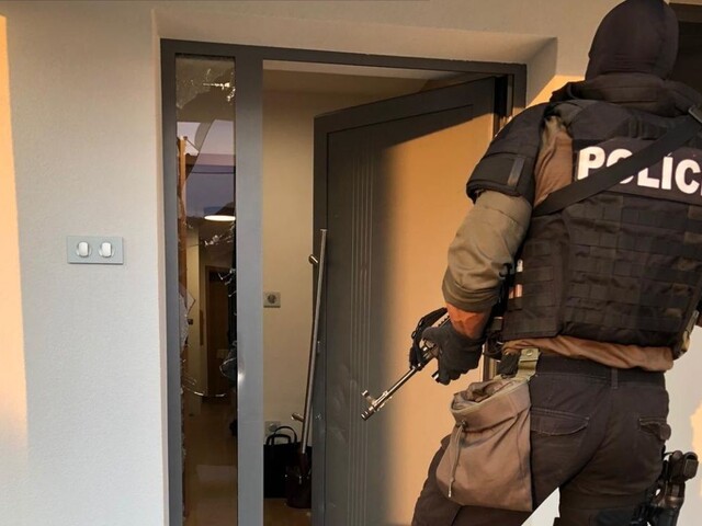 Protidrogový zásah. NAKA zadržala jedného z kľúčových ľudí
