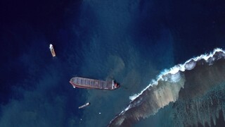 Zlé správy. Loď, ktorá zamorila vody okolo Maurícia, sa rozpadla