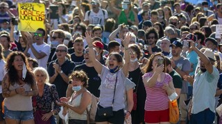 Európa sprísňuje opatrenia, v Madride proti nim protestovali