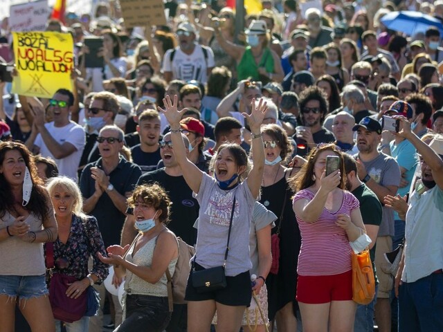 Európa sprísňuje opatrenia, v Madride proti nim protestovali