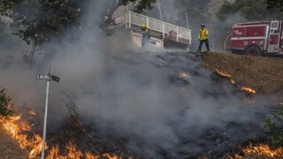 Kaliforniu trápia lesné požiare, stovky ľudí evakuovali