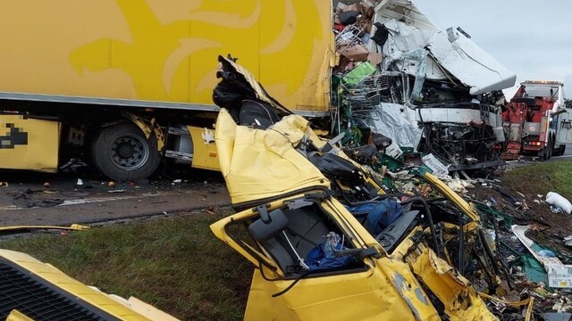 Hrozivá nehoda na východe, po zrážke kamiónov hlásia obeť