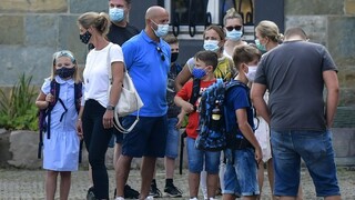 Premiér by chcel rúška aj pre malých školákov. Ak to zvládnu