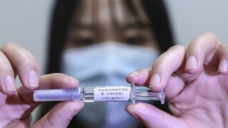 Zverejnili, koľko má stáť čínska vakcína. Na trhu bude tento rok