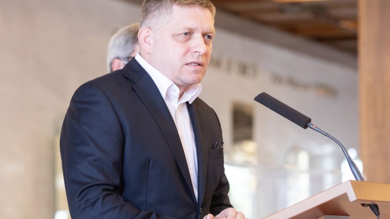 Neinformujú, lebo sa boja o dotácie? Fico kritizoval neziskovky