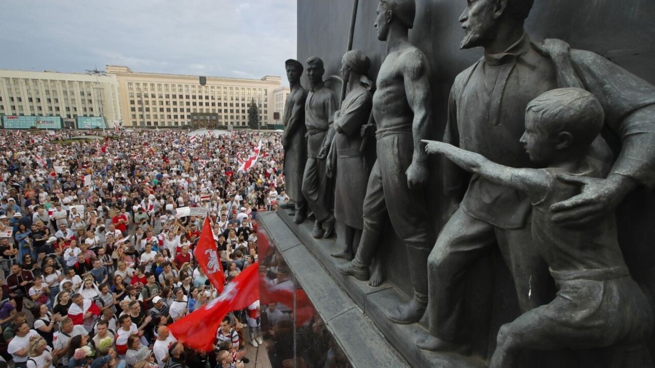 Zostal v tom Lukašenko sám? Nepotrebuje pomoc, tvrdí Kremeľ