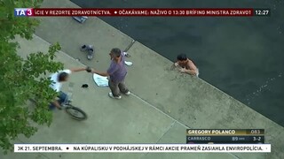 Obetavý fanúšik neváhal skočiť za suvenírom do rieky