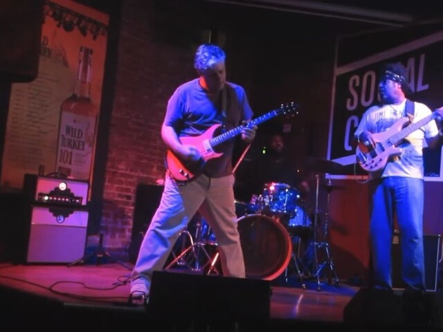 Zomrel Jack Sherman, gitarista skupiny Red Hot Chili Peppers