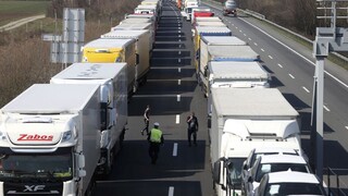 Dovolenkári uviazli. Opatrenia v Rakúsku ochromili dopravu