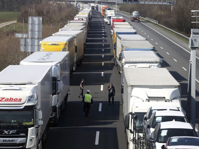 Dovolenkári uviazli. Opatrenia v Rakúsku ochromili dopravu