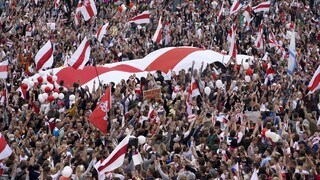 V Minsku protestujú desaťtisíce ľudí, rezort obrany hrozí armádou