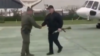 Lukašenka zachytili so zbraňou v ruke, v okolí sa protestovalo