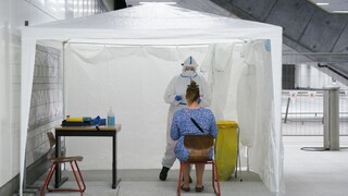 Mesto sa obáva nákazy, izolovalo bytovku. Obyvatelia sa búria