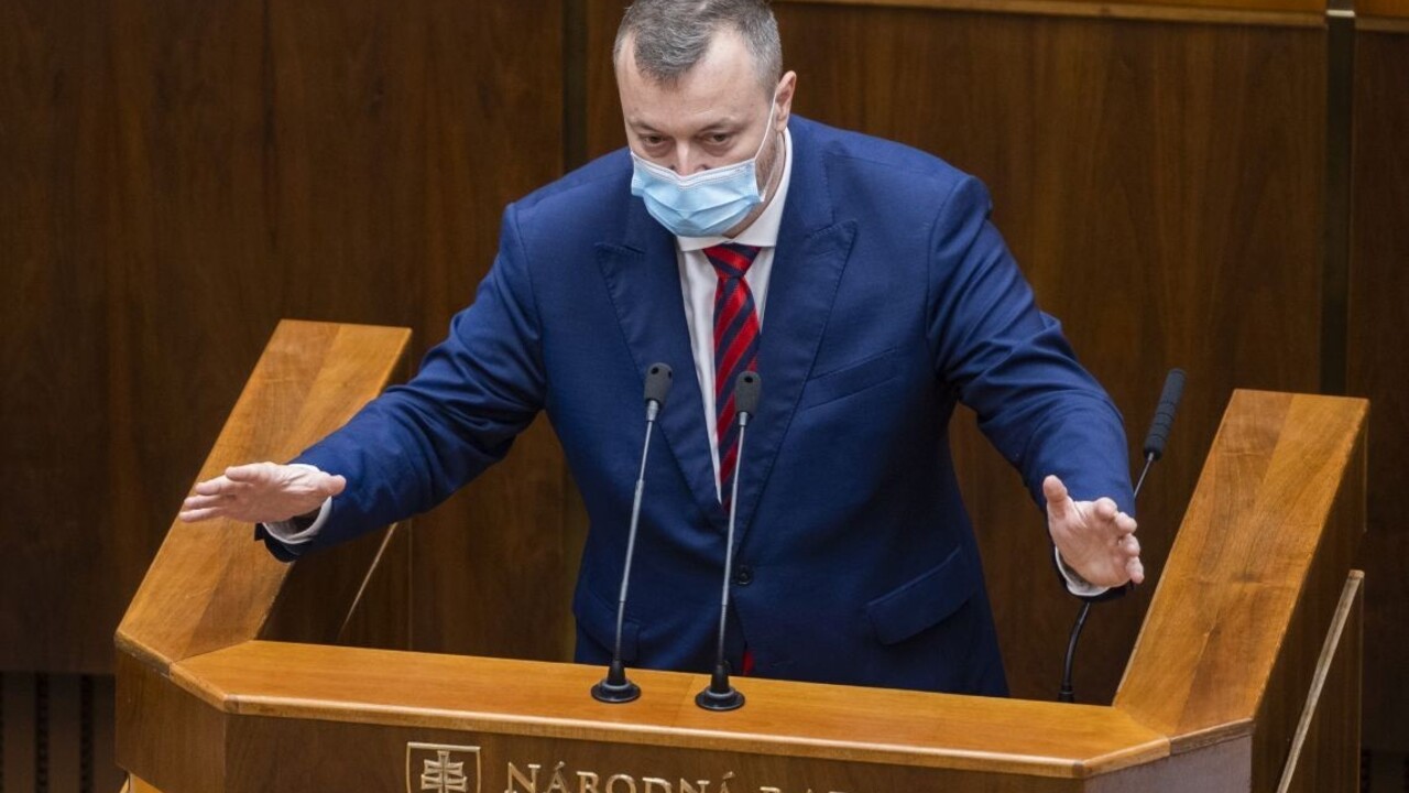 Krajniaka kritizujú za konflikt s odbormi. Budú ho odvolávať?