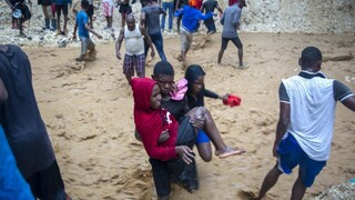 Búrka Laura môže zosilnieť na hurikán, v Karibiku zabíjala