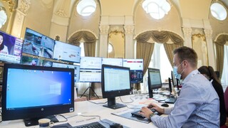 Pre narastajúci počet nakazených opäť zasadne krízový štáb