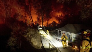 Kalifornia naďalej bojuje s požiarmi, počasie nie je priaznivé