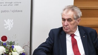 Českého prezidenta v noci operovali. Vysvetlili, čo sa stalo