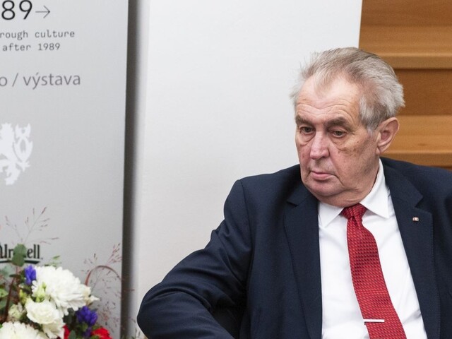 Českého prezidenta v noci operovali. Vysvetlili, čo sa stalo