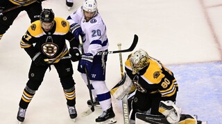 NHL: Boston utrpel zdrvujúci debakel, Haláka vyhnali z bránky