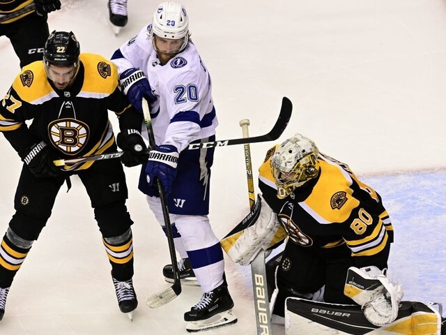 NHL: Boston utrpel zdrvujúci debakel, Haláka vyhnali z bránky