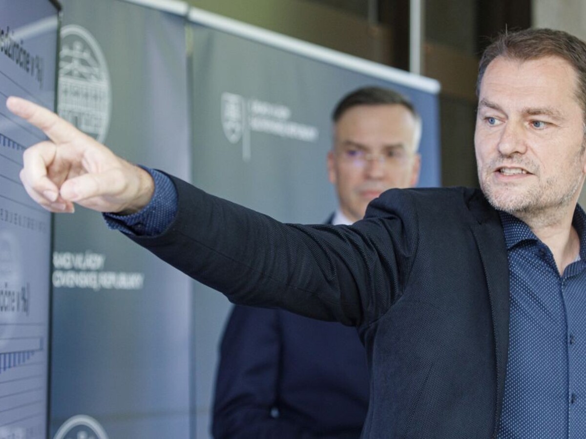 Malo to byť reformné leto. Europoslanec kritizoval mlčanie premiéra