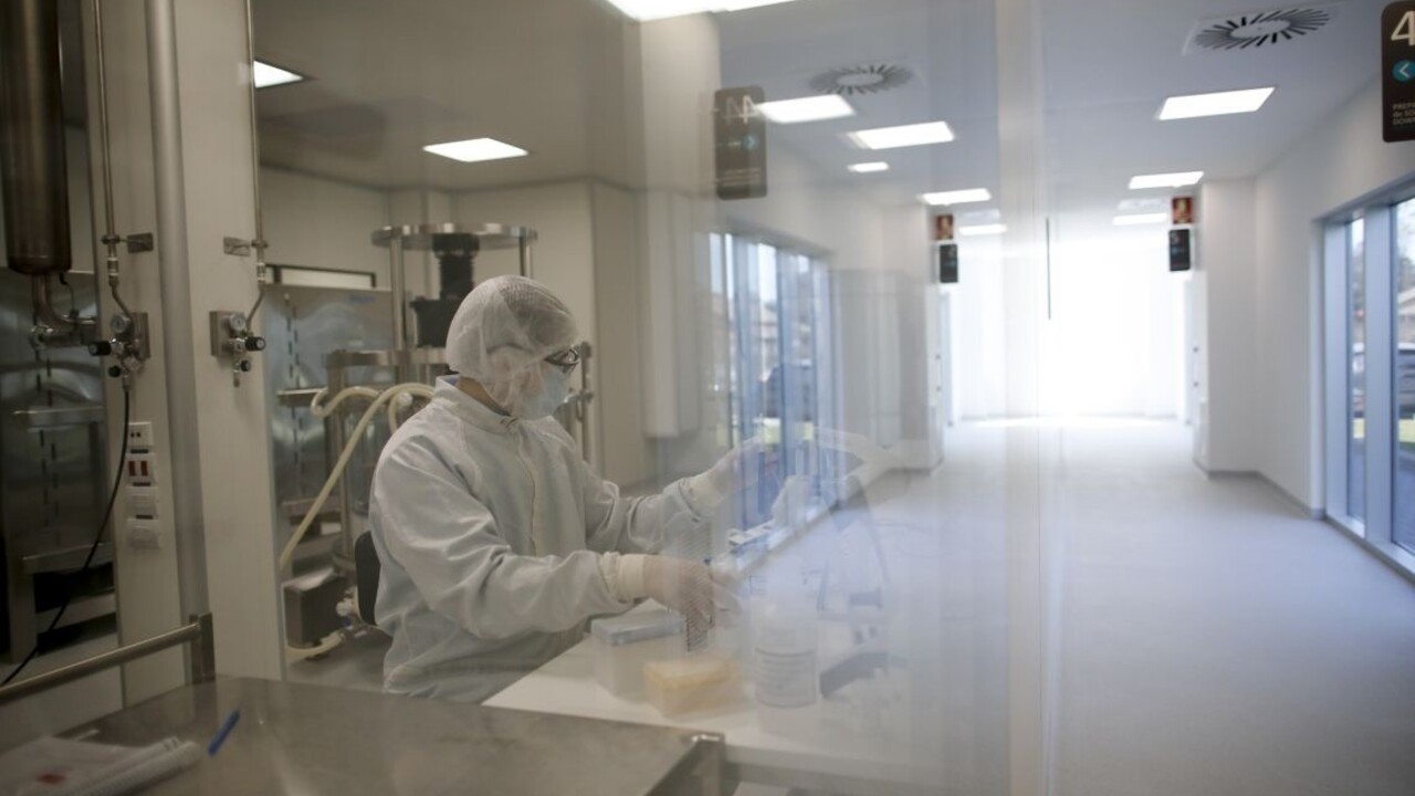 EÚ podpísala dohodu o dodávke vakcíny. Ide o 400 miliónov dávok