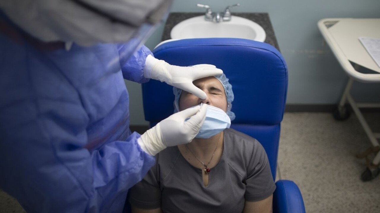 Máme trojciferný počet nových prípadov, testovali 4360 ľudí