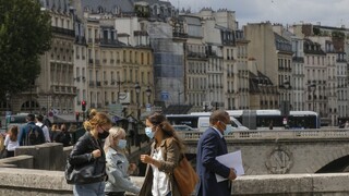Paríž zaviedol povinné rúška, množstvo ohnísk v krajine rastie