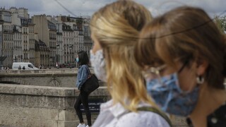 Rúšku sa nevyhnú. Pravidlá pre astmatikov a alergikov sa menia