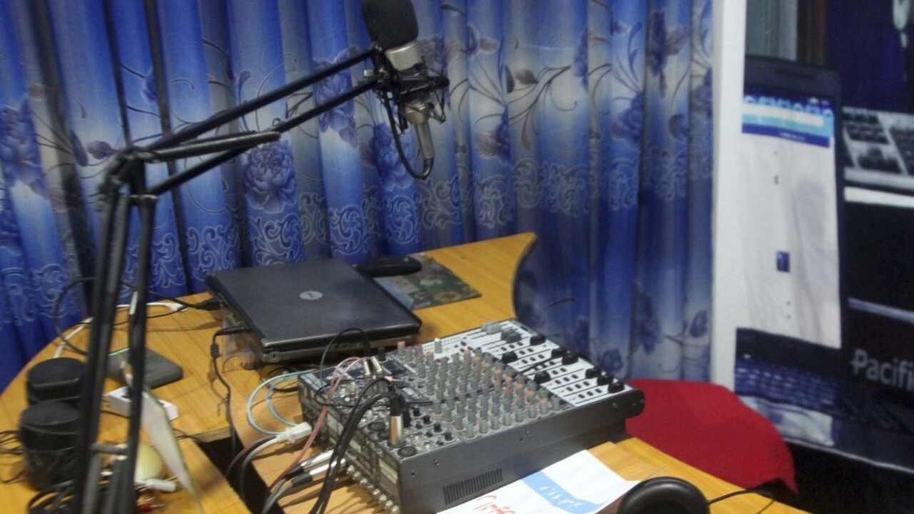 Slovenský rozhlasový redaktor mal pozitívny test na koronavírus