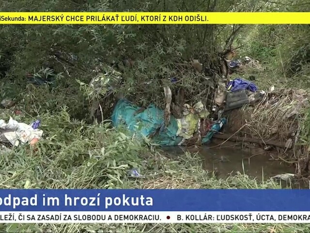 Na brehu čisteného potoka sa hromadí odpad, obci hrozí pokuta