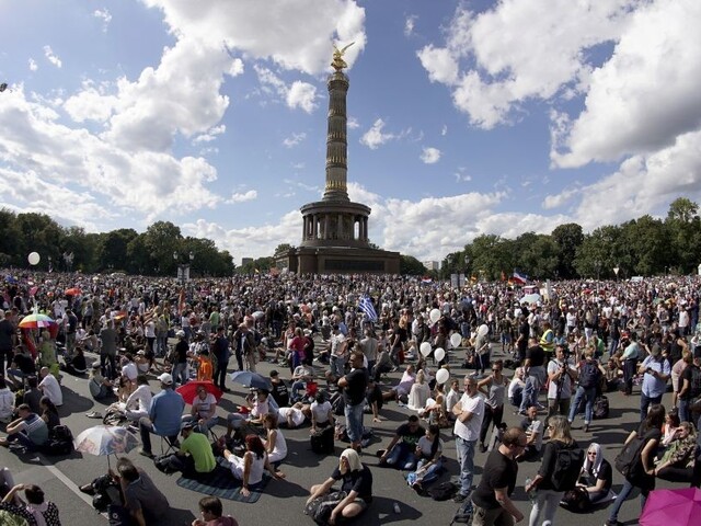 Protest proti opatreniam rozpustili, zatkli viac ako 200 ľudí