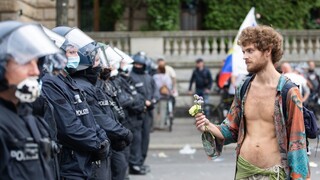 Opatrenia im prekážajú. Európske metropoly obsadili protestujúci