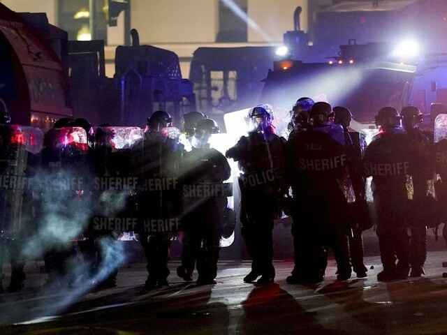 Trump chce navštíviť mesto, kde pokračujú masové protesty