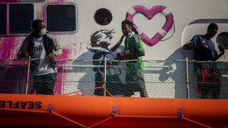 Banksyho lodi s migrantmi na palube pomohla pobrežná stráž