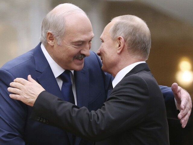 Putin sa stretne s Lukašenkom, protivládne protesty pokračujú
